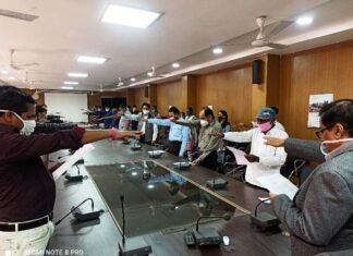 अधिकारियों एवं कर्मचारियों ने प्रस्तावना का वाचन कर मनाया संविधान दिवस Baloudabaajar