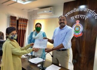 CCTNS आपरेटर दिप्ती का किया सम्मान एसपी व् एएसपी ने msmd-18-4