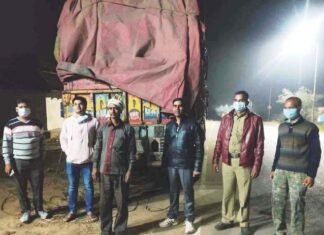 चेकपोस्ट पर 632 बोरे धान के साथ ट्रक को जप्त किया प्रशासनिक अमला ने balraampur