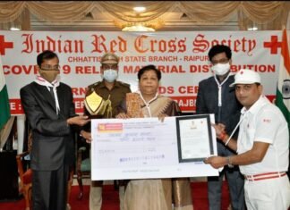 महामहिम के करकमलों से सम्मानित हुए महाविद्यालय के प्रो. अजय राजा msmd-01-17