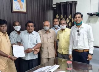 दलदली रोड स्थित शराब दुकान हटाने के लिए पालिकाध्यक्ष को सौपा ज्ञापन msmd-18-08
