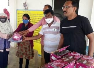 अध्यक्ष ने सफाई मित्र बहनों को ठंड से बचाव के लिए किया सामग्री वितरण-