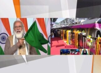 मैजेंटा लाइन पर देश की पहली बिना ड्राइवर वाली ट्रेन का उद्घाटन किया PM मोदी ने मैजेंटा लाइन पर देश की पहली बिना ड्राइवर वाली ट्रेन का उद्घाटन किया PM मोदी ने