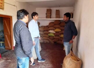 अवैध रूप से धान का भंडारण करने वाले तीन लोगों पर कार्यवाही 119 कट्टा धान जप्त अवैध रूप से धान का भंडारण करने वाले पर कार्यवाही,धान एवं एक ट्रेक्टर जप्त