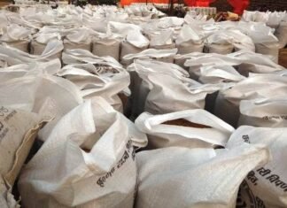 कलेक्टर एवं पुलिस अधीक्षक ने किया निरीक्षण जिले के धान खरीदी केन्द्रों का अवैध रूप से धान का भंडारण करने वाले 06 लोगों पर कार्यवाही 245 बोरा धान जप्त