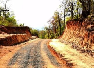 उबड़-खाबड़ पहाड़ को काटकर बनाई सड़क टेमरूगांव के ग्रामीणों के लिए बनी वरदान उबड़-खाबड़ पहाड़ को काटकर बनाई सड़क टेमरूगांव के ग्रामीणों के लिए बनी वरदान