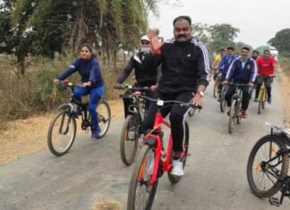 ग्रामवासियों ने SP को अपने बीच पाकर हुए खुश व अपनी समस्याओं से कराया अवगत ग्रामवासियों ने SP को अपने बीच पाकर हुए खुश व अपनी समस्याओं से कराया अवगत