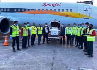 पुणे एयरपोर्ट से देश के विभिन्न स्थानों पर वैक्सीन की खुराक भेजी गई पुणे एयरपोर्ट से देश के विभिन्न स्थानों पर वैक्सीन की खुराक भेजी गई