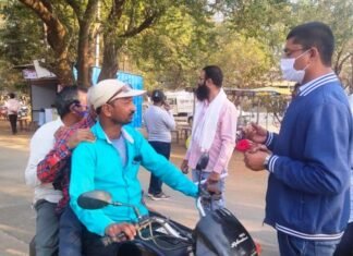 हेल्मेट पहननें वाले वाहन चालको का हो रहा है श्रीफल व् गुलाब से सम्मान हेल्मेट पहननें वाले वाहन चालको का हो रहा है श्रीफल व् गुलाब सम्मान
