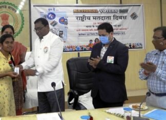 नए मतदाताओं को सौंपे गए ईपिक कार्ड,उत्कृष्ट कार्य करने वाले कर्मचारी हुए सम्मानित नए मतदाताओं को सौंपे गए ईपिक कार्ड,उत्कृष्ट कार्य करने वाले कर्मचारी हुए सम्मानित