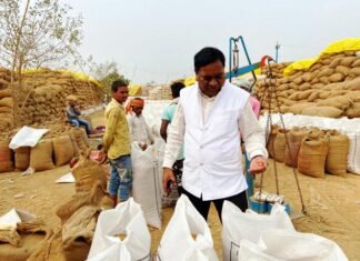 कलेक्टर ने धान खरीदी की आखिरी दिन उपार्जन केन्द्रों का किया औचक निरीक्षण कलेक्टर ने धान खरीदी की आखिरी दिन उपार्जन केन्द्रों का किया औचक निरीक्षण