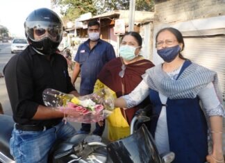 पुष्पगुच्छ से स्वागत किया गया हेलमेट लगाए वाहन चालकों का पुष्पगुच्छ से स्वागत किया गया हेलमेट लगाए वाहन चालकों का