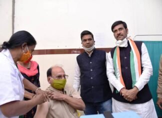 तालियों की गड़-गड़ाहट के बीच मे लगवाया Covid-19 का पहला टीका डॉ एके झंवर ने तालियों की गड़-गड़ाहट के बीच मे लगवाया Covid-19 का पहला टीका डॉ एके झंवर ने