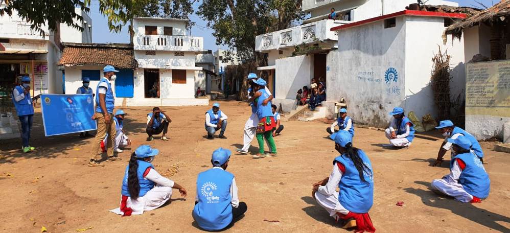 ब्लू ब्रिगेड की अभिनव योजना के तहत पढ़ाई तुहर द्वार व् नुक्कड़ नाटक का कार्यक्रम