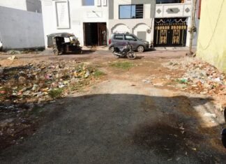 महिला कांग्रेस सचिव पूनम की पहल पर कालोनी की स्थिति देखने पहुंचे जोन कमिश्नर महिला कांग्रेस सचिव पूनम की पहल पर कालोनी की स्थिति देखने पहुंचे जोन कमिश्नर