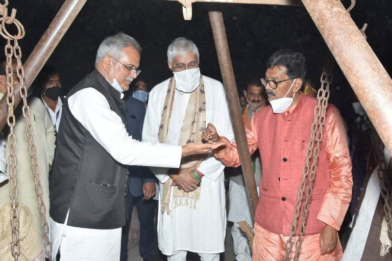 मुख्यमंत्री ने धान खरीदी केंद्र में धान को अपने हाथों से धान की गुणवत्ता को परखा