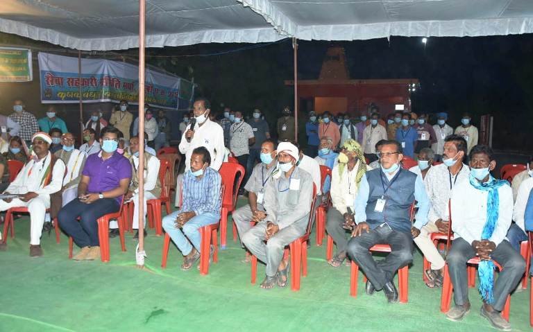 मुख्यमंत्री ने धान खरीदी केंद्र में धान को अपने हाथों से धान की गुणवत्ता को परखा