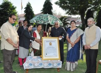 वर्चुअल बैठक के लिए गोल्डन बुक ऑफ वर्ल्ड रिकार्ड का प्रमाणपत्र राज्यपाल प्रदान किया वर्चुअल बैठक के लिए गोल्डन बुक ऑफ वर्ल्ड रिकार्ड का प्रमाण पत्र राज्यपाल प्रदान किया