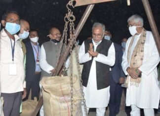 मुख्यमंत्री ने धान खरीदी केंद्र में धान को अपने हाथों से धान की गुणवत्ता को परखा मुख्यमंत्री ने धान खरीदी केंद्र में धान को अपने हाथों से धान की गुणवत्ता को परखा