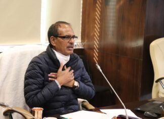 इंदौर, भोपाल में लगा आज से नाईट कर्फ्यू CM चौहान ने कोरोना की स्थिति की समीक्षा इंदौर नगर निगम के उपायुक्त निलंबित दो निगम कर्मियों को सेवा से बर्खास्त