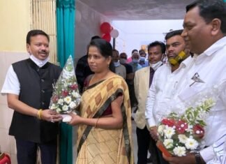 महासमुन्द में कोविड का पहला टीका लगा अंजु तिवारी को पुष्प गुच्छ से किया स्वागत महासमुन्द में कोविड का पहला टीका लगा अंजु तिवारी को पुष्प गुच्छ से किया स्वागत