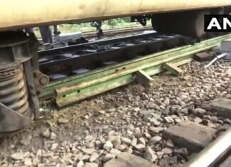 चारबाग स्टेशन पर अमृतसर से जयनगर की ओर जारही ट्रेन के दो डिब्बे पटरी से उतरे चारबाग स्टेशन पर अमृतसर से जयनगर की ओर जारही ट्रेन के दो डिब्बे पटरी से उतरे