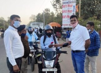 कहीं फुल तो कहीं चाॅकलेट दिए जा रहें हेल्मेट धारी वाहन चलानें वालों को कहीं फुल तो कहीं चाॅकलेट दिए जा रहें हेल्मेट धारी वाहन चलानें वालों को