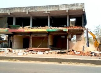 भू-माफियाओं के खिलाफ प्रशासन की कार्यवाही जारी, टूटी दो मंजिला शराब की दुकान भू-माफियाओं के खिलाफ प्रशासन की कार्यवाही जारी, टूटी दो मंजिला शराब की दुकान