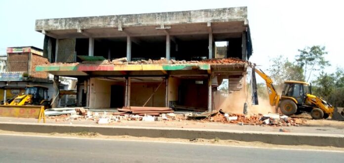 भू-माफियाओं के खिलाफ प्रशासन की कार्यवाही जारी, टूटी दो मंजिला शराब की दुकान