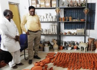 कलेक्टर ने सिरेमिक ग्लेजिंग यूनिट का अवलोकन कर कारीगरों की सराहना की कलेक्टर ने सिरेमिक ग्लेजिंग यूनिट का अवलोकन कर कारीगरों की सराहना की