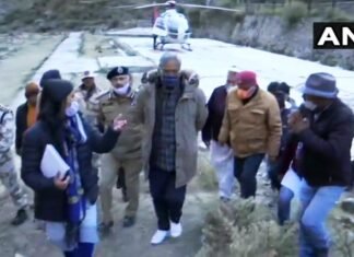 उत्तराखंड के सीएम रावत ने ग्लेशियर आपदा प्रभावित क्षेत्रों का हवाई सर्वेक्षण किया उत्तराखंड के सीएम रावत ने ग्लेशियर आपदा प्रभावित क्षेत्रों का हवाई सर्वेक्षण किया