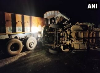 बस व् ट्रक की टक्कर में 13 लोगों की मौत 4 घायल, AP कुरनूल जिले के वल्दुरती में बस व् ट्रक की टक्कर में 13 लोगों की मौत 4 घायल, AP कुरनूल जिले के वल्दुरती में