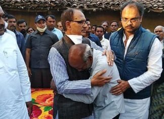 बस ड्राईवर गिफ्तार, CM चौहान बस दुर्घटना में मारे गए लोगों के परिवारों से मिले बस ड्राईवर गिफ्तार, CM चौहान बस दुर्घटना में मारे गए लोगों के परिवारों से मिले