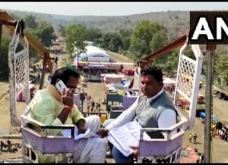 हवाई झूले से दो तीन घंटे मोबाइल पर बात करते है MP के राज्यमंत्री यादव जानिए क्यों हवाई झूले से दो तीन घंटे मोबाइल पर बात करते है MP के राज्यमंत्री यादव जानिए क्यों