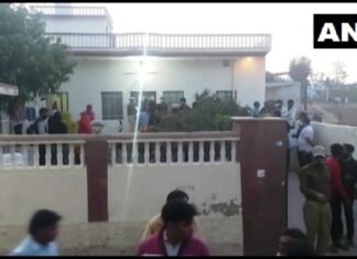 चार लोग एक ही परिवार के फांसी लगाकर आत्महत्या की राजस्थान सीकर जिले में राजस्थान सीकर जिले में एक परिवार के चार लोग फांसी लगाकर की आत्महत्या