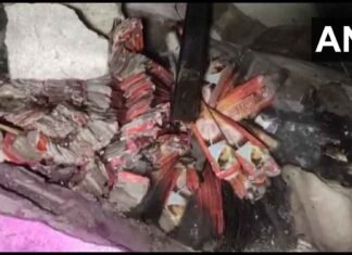 करनाल के पटाखा फैक्ट्री में हुए विस्फोट से तीन लोगों की मौत एक घायल करनाल के पटाखा फैक्ट्री में हुए विस्फोट से तीन लोगों की मौत एक घायल