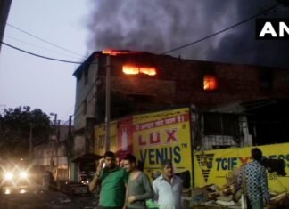 दिल्ली के प्रताप नगर में एक फैक्ट्री में लगी आग से एक की मौत 2लोग झुलसे दिल्ली के प्रताप नगर में एक फैक्ट्री में लगी आग से एक की मौत 2लोग झुलसे