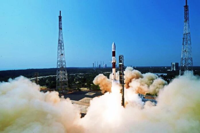 इसरो ने सफलतापूर्वक PSLV-C51 को किया लॉन्च इसके साथ गए 18 अन्य उपग्रह