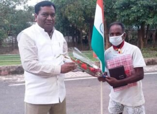 63 वर्षीय पदयात्री अभिराम सतपथी का किया सम्मान कलेक्टर ने 63 वर्षीय पदयात्री अभिराम सतपथी का किया सम्मान कलेक्टर ने