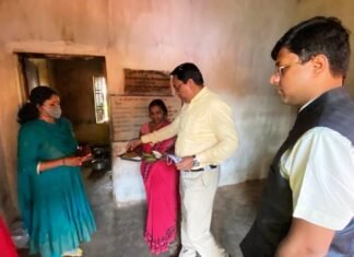आगनबाड़ी केन्द्र पहुंचकर भोजन गुणवत्ता व् अन्य बारें में ली जानकारी कलेक्टर ने आगनबाड़ी केन्द्र पहुंचकर भोजन गुणवत्ता व् अन्य बारें में ली जानकारी कलेक्टर ने