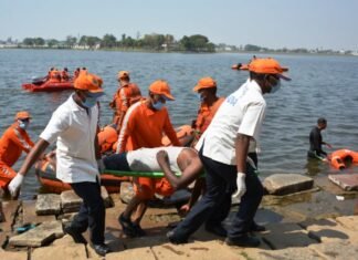 बाढ़ में फंसे लोगो को बचाकर एनडीआरएफ ने किया सफल मॉकड्रिल बाढ़ में फंसे लोगो को बचाकर एनडीआरएफ ने किया सफल मॉकड्रिल