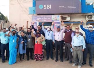 बैंकों के विलय का प्रस्ताव को लेकर बैंक कर्मियों ने जताया विरोध बैंकों के विलय का प्रस्ताव को लेकर बैंक कर्मियों ने जताया विरोध