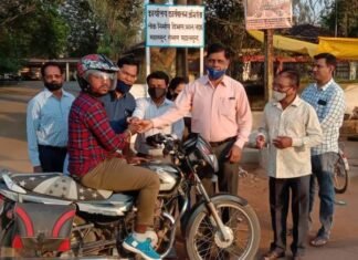हेल्मेटधारी वाहन चालकों का किया सम्मान जिला प्रशासन के अधिकारी-कर्मचारियों ने हेल्मेटधारी वाहन चालकों का किया सम्मान जिला प्रशासन के अधिकारी-कर्मचारियों ने