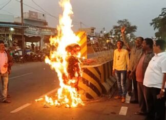 बढ़ती महंगाई,पेट्रोल,डीजल, कृषि कानुन व रसोई गैस की कीमतों को लेकर पुतला दहन ,बढ़ती महंगाई,पेट्रोल,डीजल, कृषि कानुन व रसोई गैस की कीमतों को लेकर पुतला दहन