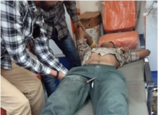 लोहे की छड युवक के हाथ व् जांघ में घुसा सांकरा में छत से गिरने के कारण लोहे की छड हाथ व् जांघ में घुसा सांकरा में एक युवक के छत से गिरने पर