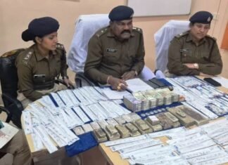 कार में 36.270 किलो चांदी व् बारह लाख रुपये नगदी के साथ दो व्यक्ति गिरफ्तार कार में 36.270 किलो चांदी व् बारह लाख रुपये नगदी के साथ दो व्यक्ति गिरफ्तार