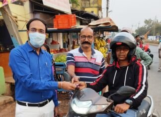 हेल्मेटधारी वाहन चालकों को मिला गुलाब का फूल एवं चाॅकलेट हेल्मेटधारी वाहन चालकों को मिला गुलाब का फूल एवं चाॅकलेट
