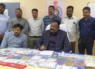 एक करोड़ रुपए के 2600 नग बहुमुल्य रत्न के साथ एक व्यक्ति गिरफ्तार एक करोड़ रुपए के 2600 नग बहुमुल्य रत्न के साथ एक व्यक्ति गिरफ्तार
