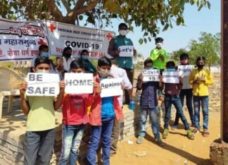 रेडक्रॉस के वालेटयर्स ने लगाया कैम्प राहगीरों को कोरोना से बचाव के उपाय बताए रेडक्रॉस के वालेटयर्स ने लगाया कैम्प राहगीरों को कोरोना से बचाव के उपाय बताए