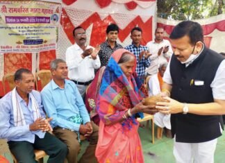 एक लाख रुपए का दान श्रीराम जानकी मंदिर के लिए देने वृद्ध महिला का किया सम्मान एक लाख रुपए का दान श्रीराम जानकी मंदिर के लिए देने वृद्ध महिला का किया सम्मान